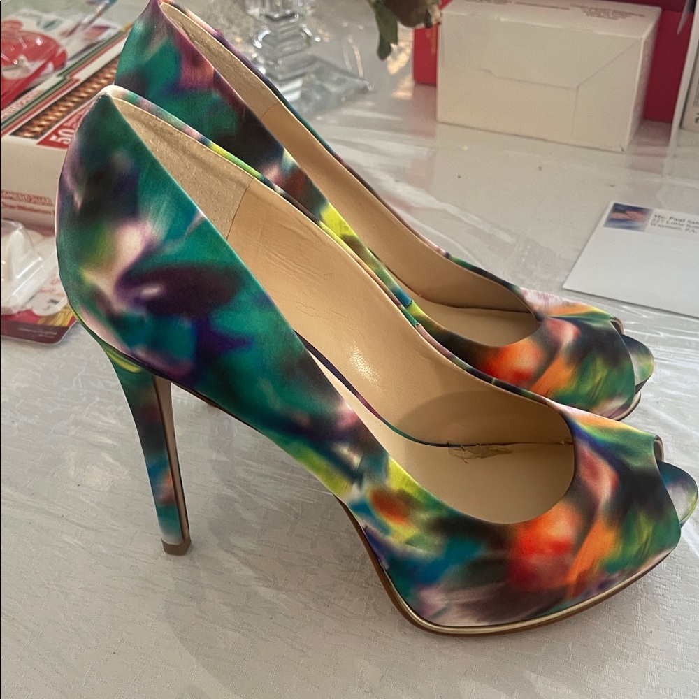 Gorgeous Guess Brand watercolor floral peep toe stiletto pump shoe womens
